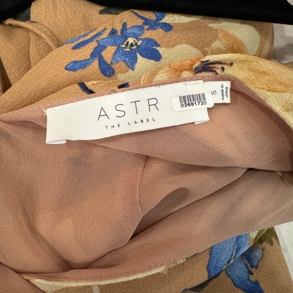 ASTR THE LABEL | Sleeveless floral midi wrap dress - Picture 7 of 10